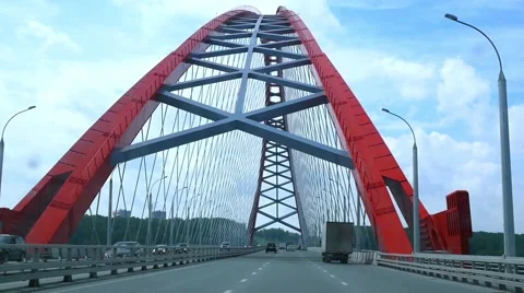 The car rides on a bridge Vidéo 65192894