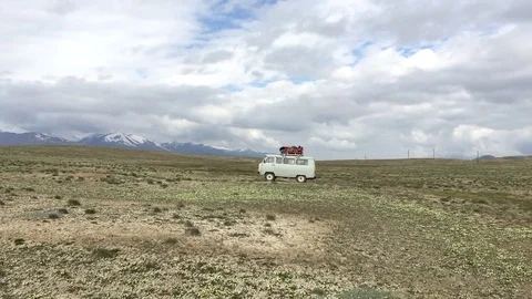 The car rides on the field. Stockbeeldmateriaal 69772100