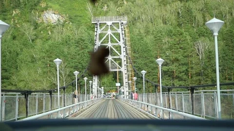 The car rides on a narrow bridge Vidéo 65948403