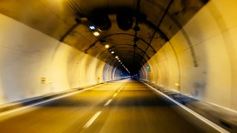 Car rides through the tunnel. Driver point-of-view video Video stock 90486533
