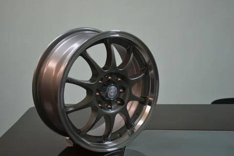 A car rim is placed on the table Foto stock