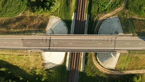 Car road junction with bridge and railway under it aerial top view at sunny day. Vidéo 126907578