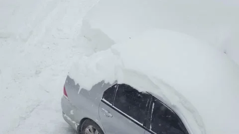 Car rooftop half covered in deep layer of snow Video stock 169653623