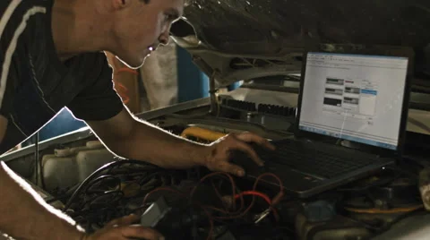 Car service, computer diagnostics: mechanic repairs the damage using the pc Vídeos de archivo 64860237