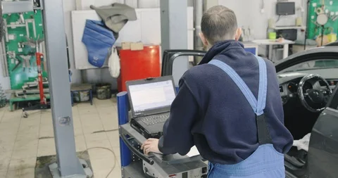 Car Service, Computer Diagnostics: Mechanic Is Looking For Errors In The Car Video stock 125009282