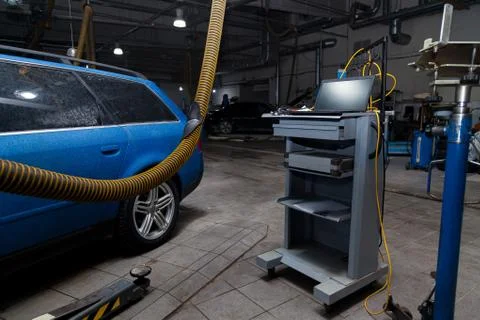 Car service interior with a computer for reading electronic errors during the Foto stock