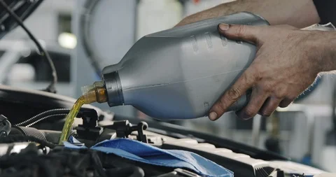 Car Service Worker Changes Oil In The Car Видео 124979767
