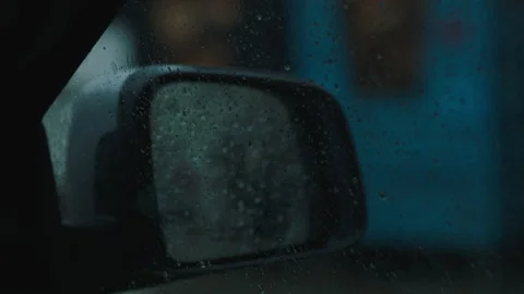 Car side mirror pov pedestrian crossing on rainy day in downtown brooklyn nyc Vídeos de archivo 251219002