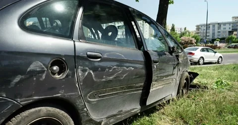 A car smashed on the tree on the city street Stock Footage 89521155