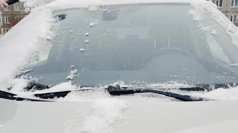 A car with a snow covered windshield and wipers 库存影片 282297905