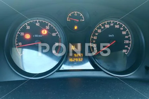 Car speedometer, highlighting errors in the mechanism and operation of