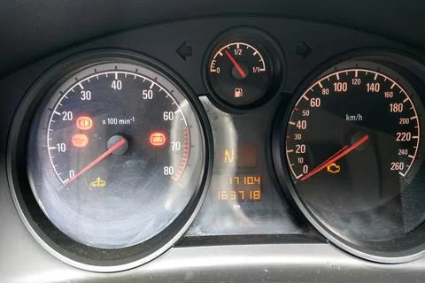 Car speedometer, highlighting errors in the mechanism and operation of the ca 스톡 사진