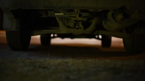 Car speeds off at night (focus pull) Vidéo 50227200