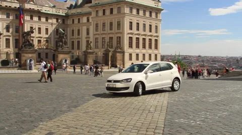 Car on the square in Prague Vídeos de archivo 56323069
