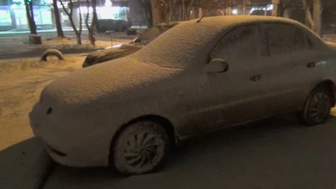 The car is standing in the yard under the snow Vidéo 147861834