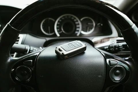 Car steering wheel with keyless remote in the car Foto stock