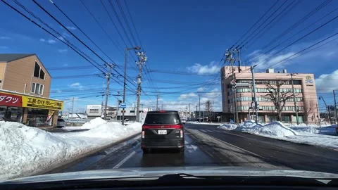 Car stopped at red light with cross traffic in Hakodate winter city Video stock 333069429
