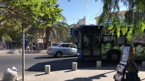 Car stopped on a traffic light in old Nicosia Video stock 95624048