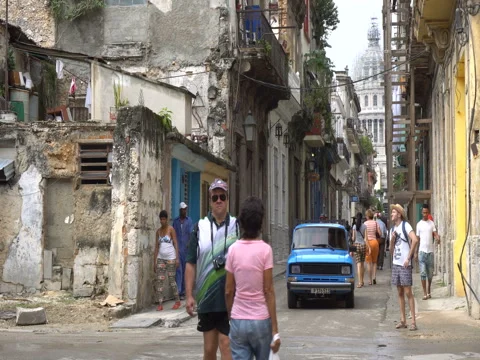 Car stops at the crossroads Vídeos de archivo 70844695