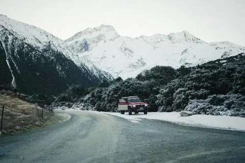 A car stranded alone in the middle of winter road mountain Stockfoto's
