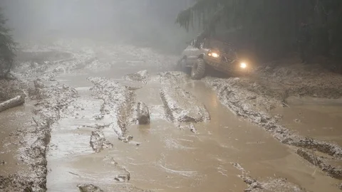 Car stuck in the mud Vídeos de archivo 117133668