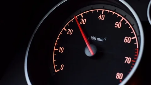 Car tachometer and moving pointer on it Vidéo 70228906