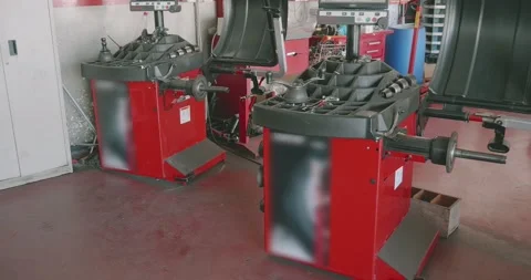 Car tire balancing machines in a workshop for repairing and replacing tires Vídeo Stock 160658787