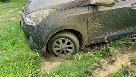 Car tire stuck in the mud Vídeos de archivo 160987394