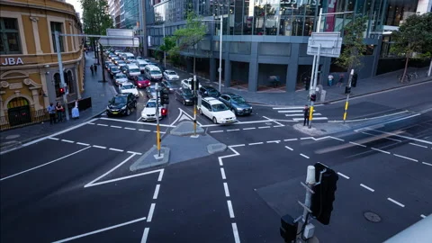 Car traffic at a city intersection, time lapse Video stock 137316721