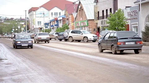 Car traffic in a small eastern europa city 動画素材 65286997