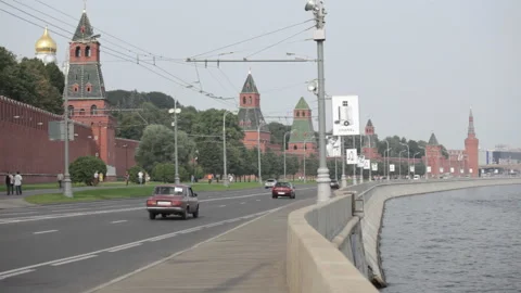 Car traffic under the Kremlin wall, Moscow, Russia 스톡 동영상 85922402