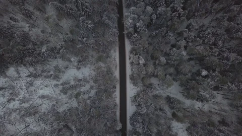 Car traffic on winter road through snowy forest drone view Video stock 86355203