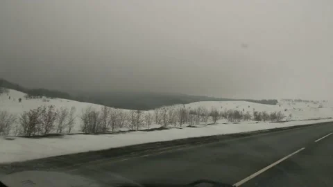 Car trips on a cloudy winter day Vídeo Stock 151385072