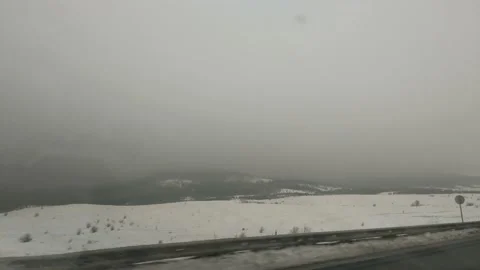 Car trips on a cloudy winter day Vídeos de archivo 151385166