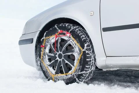Car with tyre chains in winter Foto stock