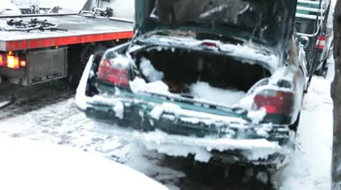 Car Victim of Arsony Getting Hauled by Truck Video stock 22226853