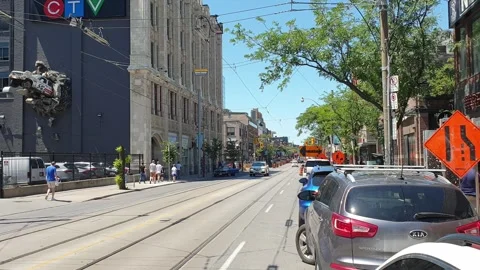 Car on wall public art installation in Toronto, Canada 库存影片 280873013