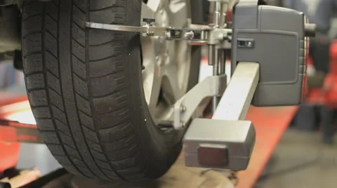 Car wheel fixed with computerized wheel alignment machine 스톡 동영상 51966553