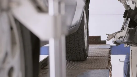 Car wheel fixed with computerized wheel alignment machine Video stock 98332691