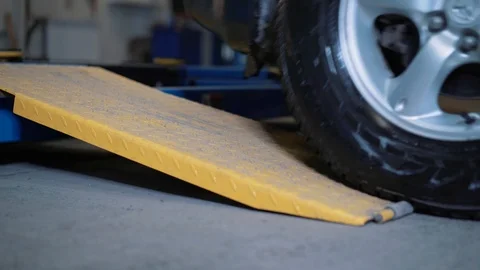 Car wheel fixed with computerized wheel alignment machine Video stock 99174846