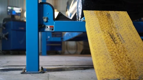 Car wheel fixed with computerized wheel alignment machine Video stock 99174872