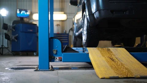 Car wheel fixed with computerized wheel alignment machine Video stock 99174906