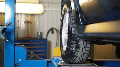 Car wheel fixed with computerized wheel alignment machine Video stock 99175062
