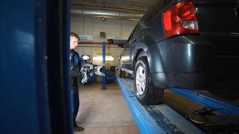 Car wheel fixed with computerized wheel alignment machine Video stock 99175110