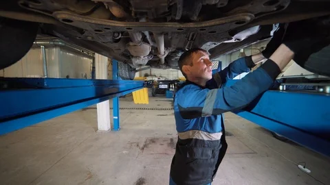 Car wheel fixed with computerized wheel alignment machine Video stock 99175177