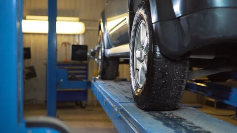 Car wheel fixed with computerized wheel alignment machine Video stock 99178174
