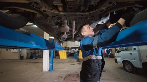 Car wheel fixed with computerized wheel alignment machine Video stock 99178281