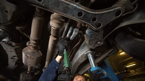 Car wheel fixed with computerized wheel alignment machine Video stock 99178525