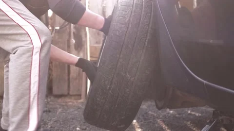 Car wheel replacement. Video stock 153084609