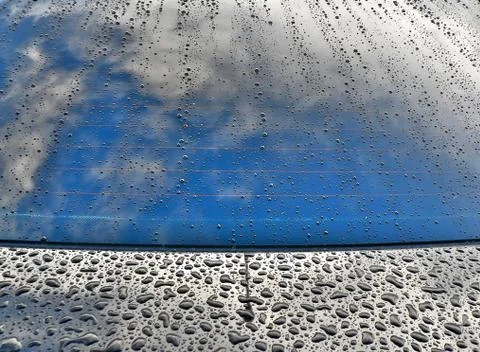 Car windscreen with rain drops Foto stock